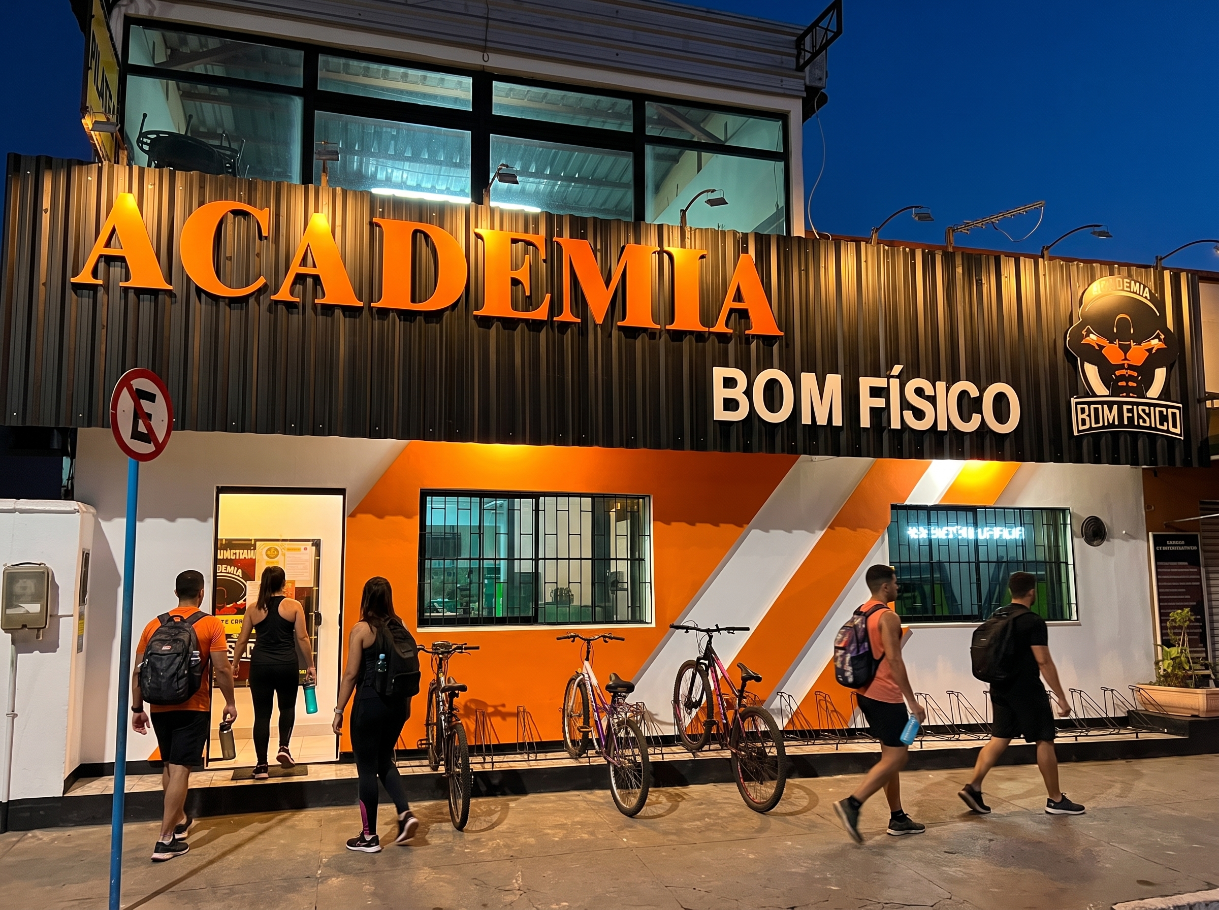 Fachada da Academia Bom Físico na Estrada da Cachoeira, São José de Imbassaí, Maricá