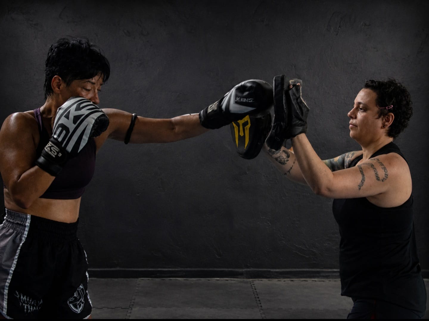 Turma de Muay Thai feminino na Academia Bom Físico